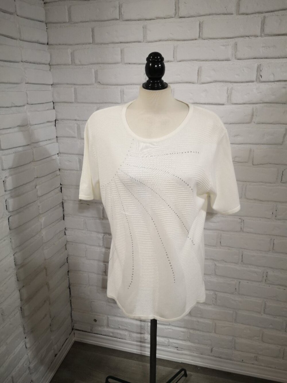 La Madona Ladies Size XL Off White w/Silver Tone Rhinestones Lightweight Sweater